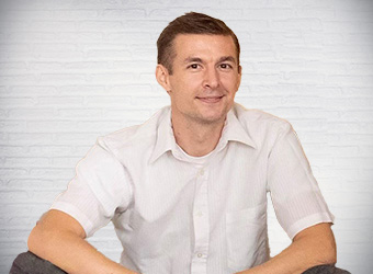 Financial advisor dustin mac brown headshot image